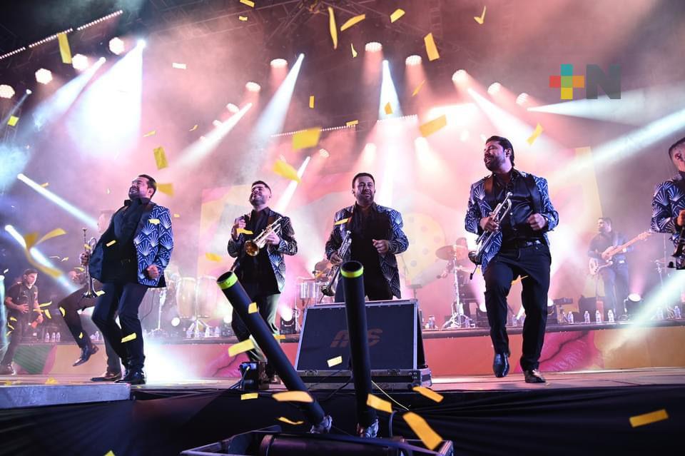 Numerosa asistencia a concierto de Banda MS en feria de Coatza