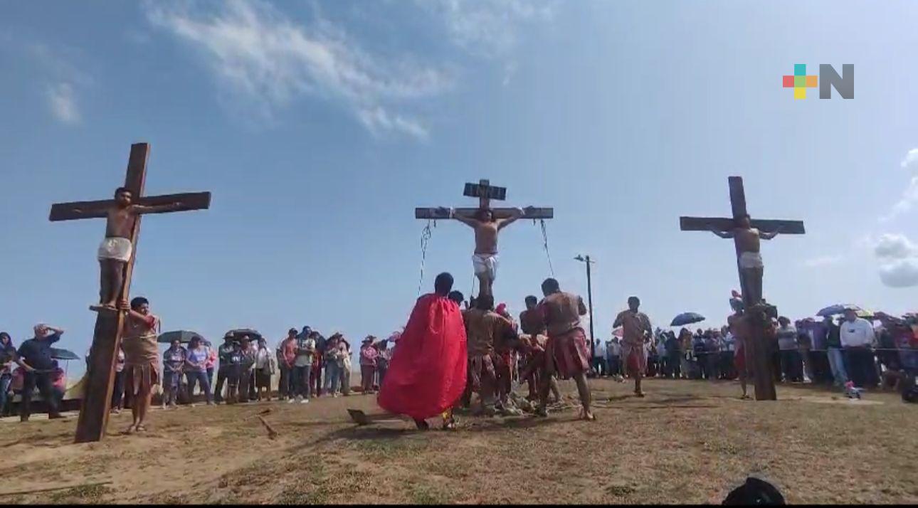 Feligresía católica de Coatzacoalcos representó el Viacrucis de Viernes Santo