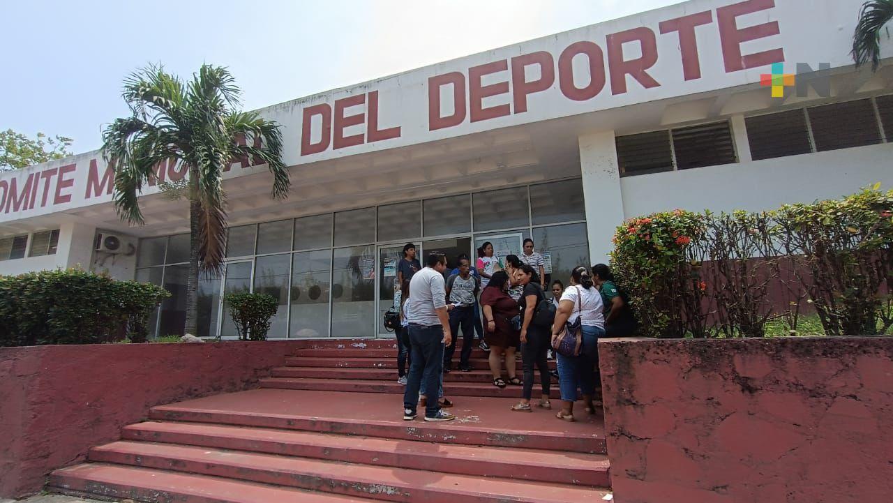 Niños hacen deporte en la calle; fueron desalojados de campo deportivo por nuevo comodatario