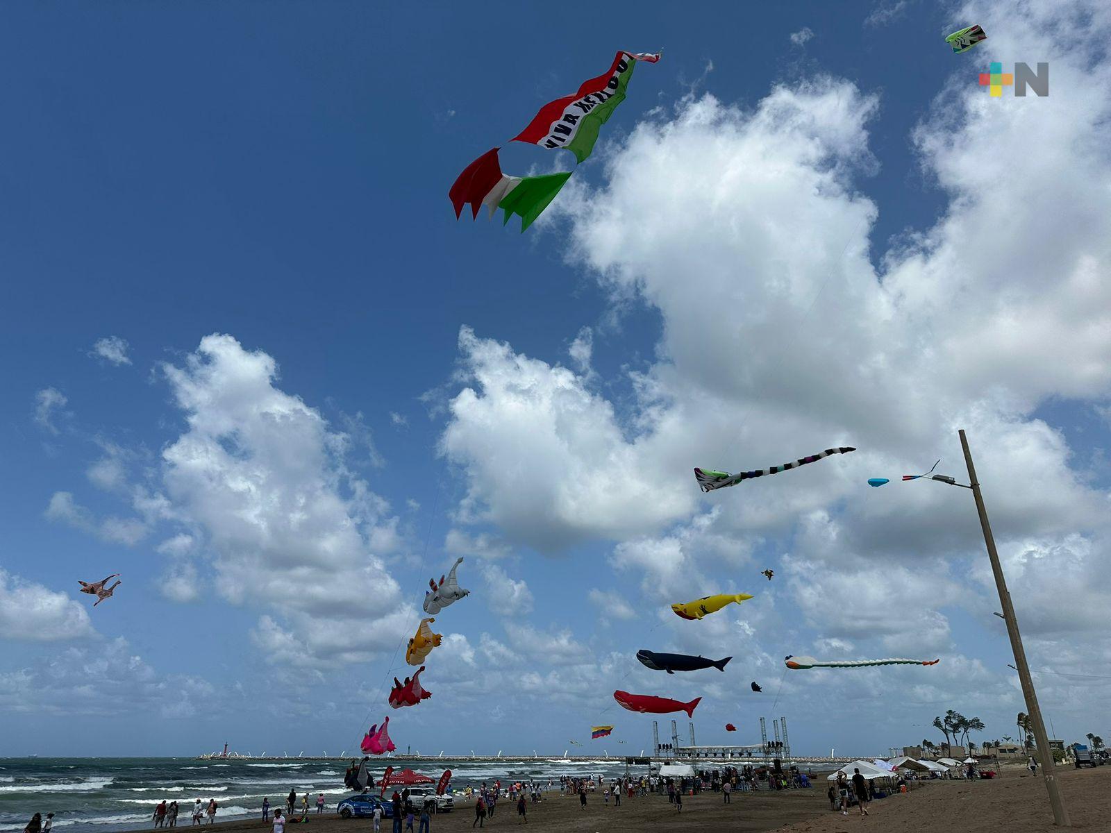Atractivas figuras surcaron el cielo en playa de Coatza con la Expo Papalotl