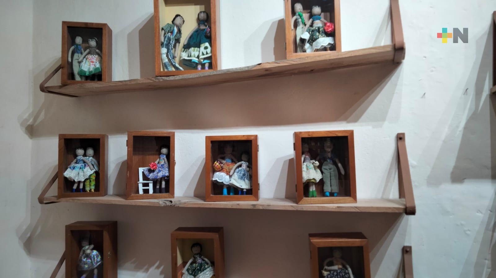 Exposición muñequera en Farolito Arte de Coatepec