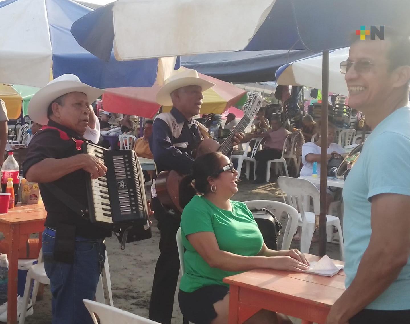 Músicos alegran vacaciones de turistas en playas de Veracruz