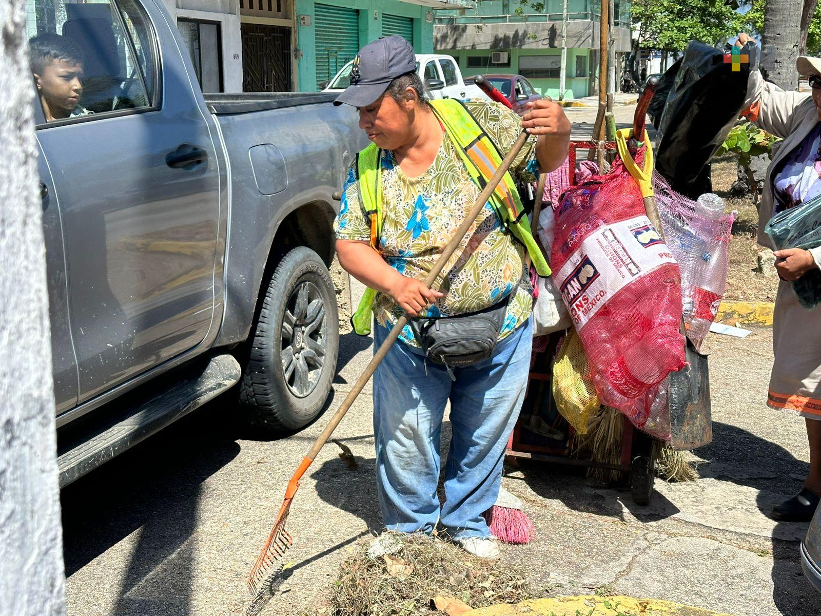 Mujeres barrenderas son poco valoradas por la sociedad