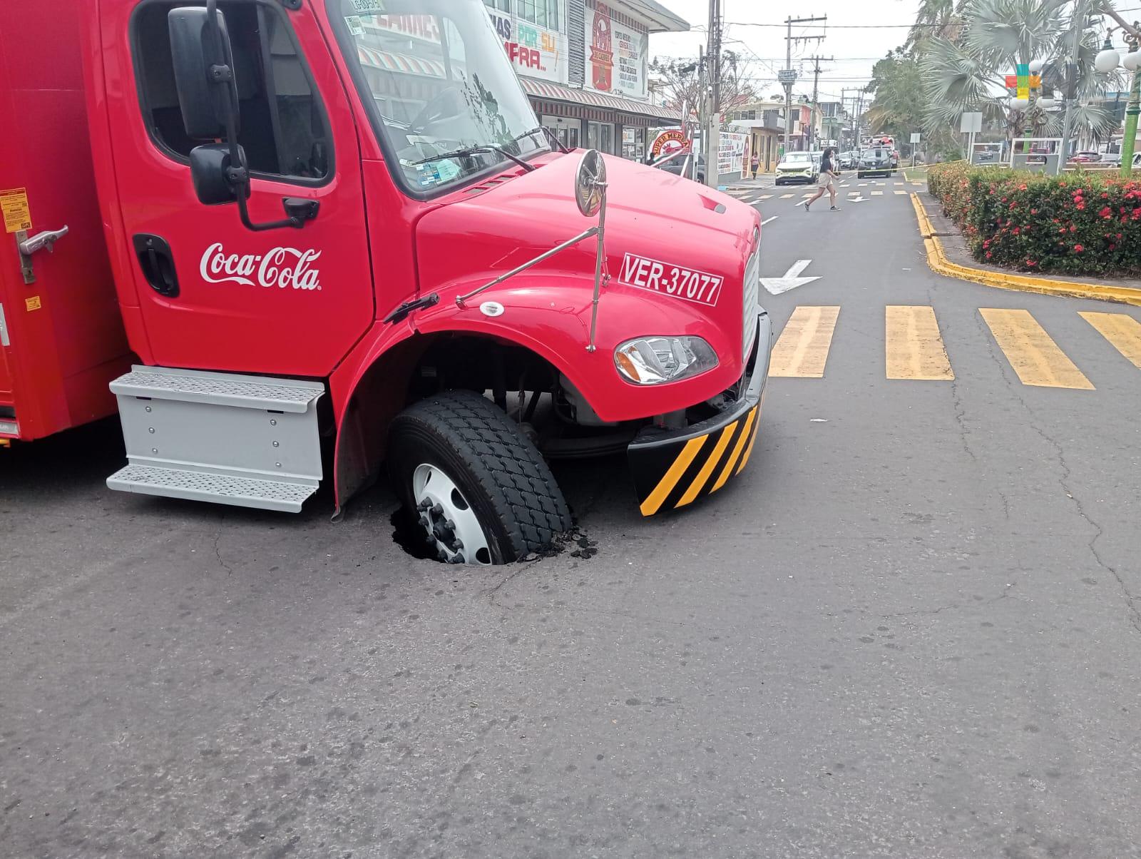 Inesperado hundimiento en calle de Veracruz puerto afecta circulación