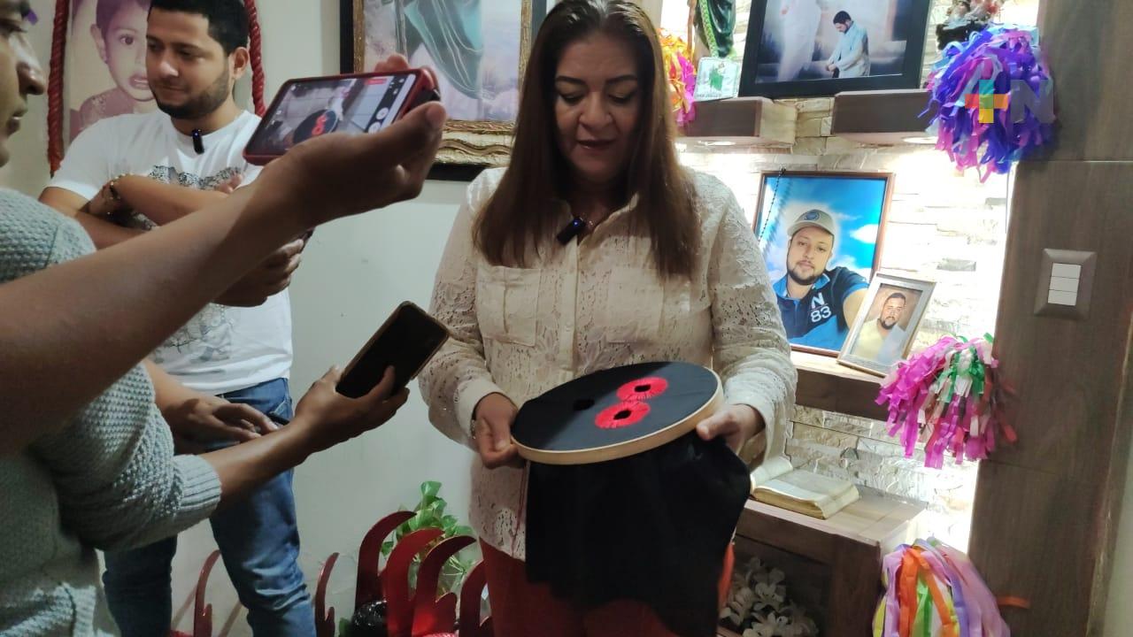 Artesana veracruzana continúa confeccionando trajes de los Judas