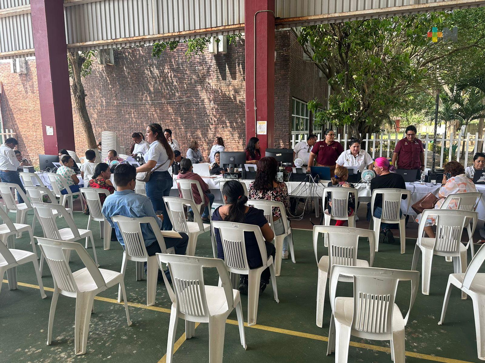 Jornada de servicios de diversas dependencias a adultos mayores en Coatza
