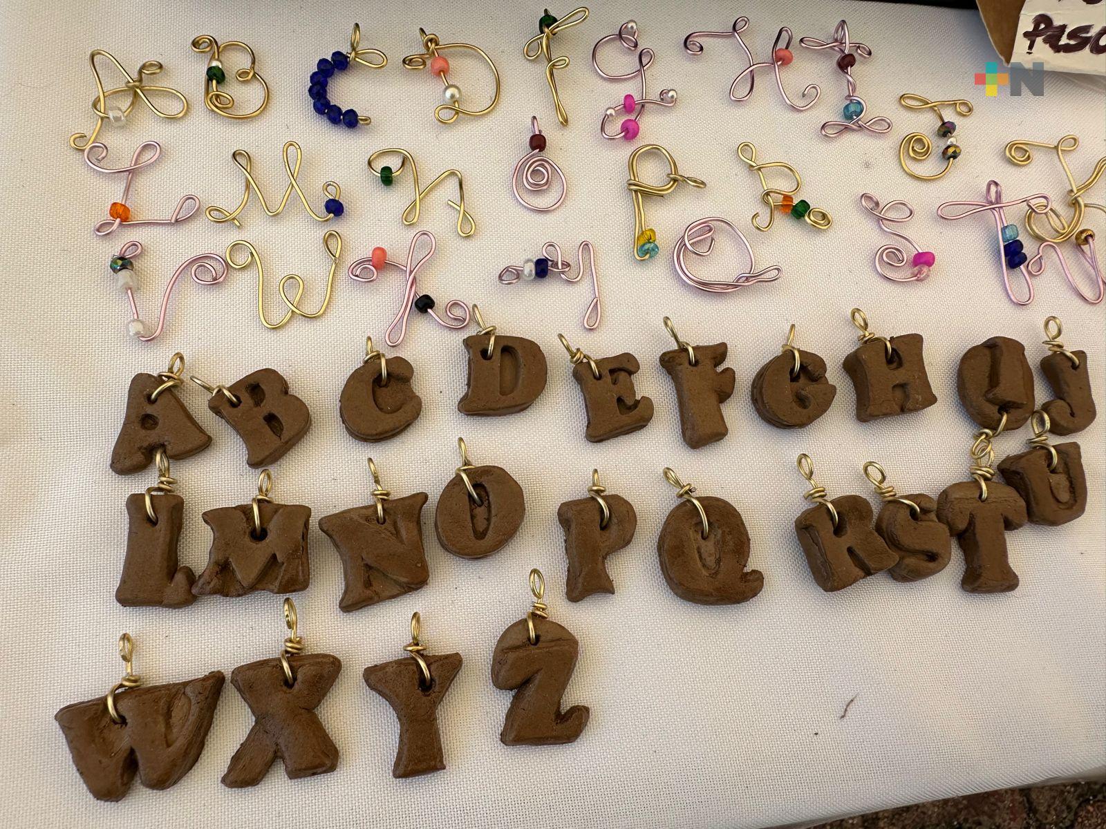 Artesana elabora joyería con barro de la región sur