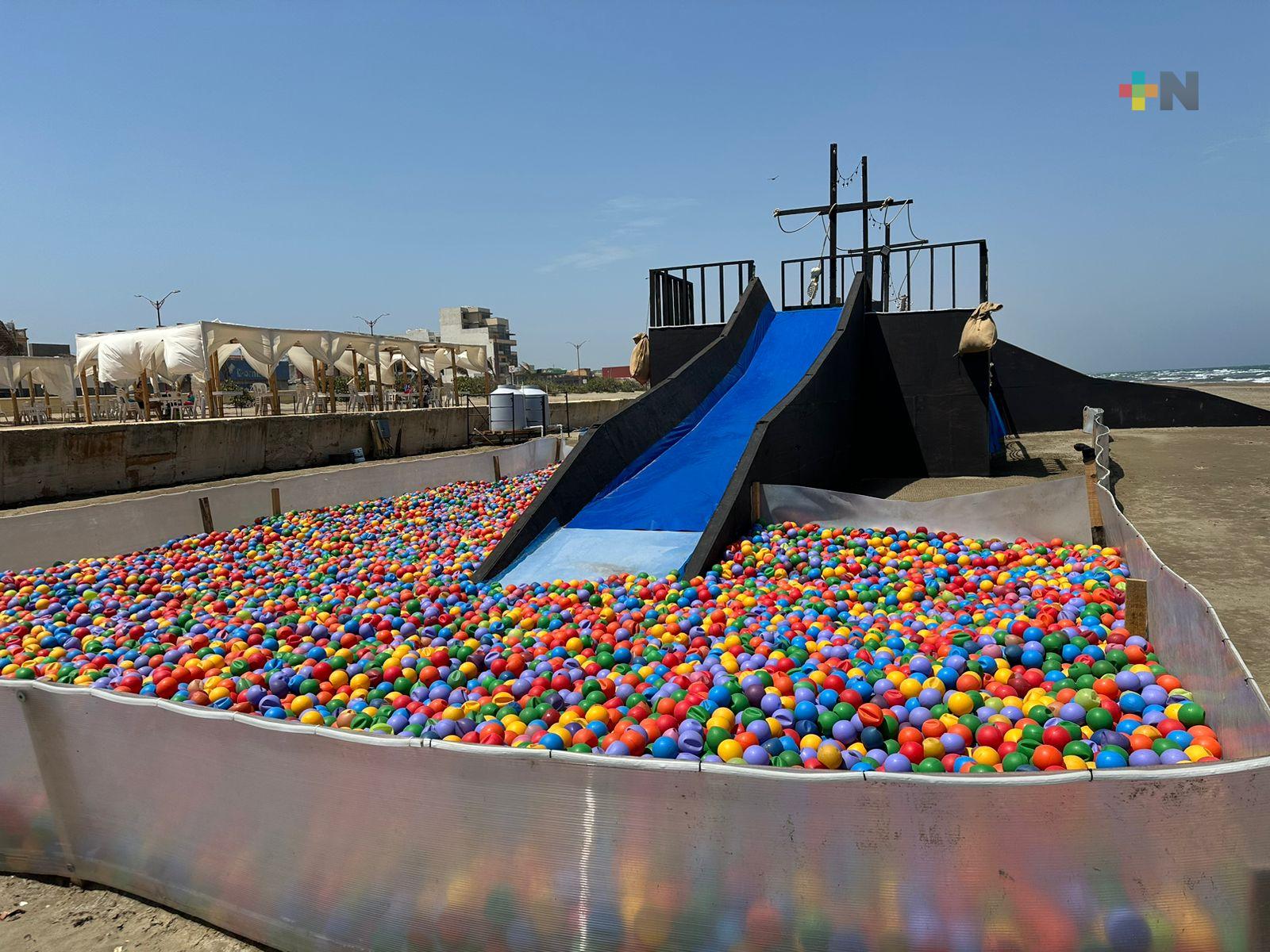 Playas de Coatza instalan atractivos para los bañistas que llegan a vacacionar