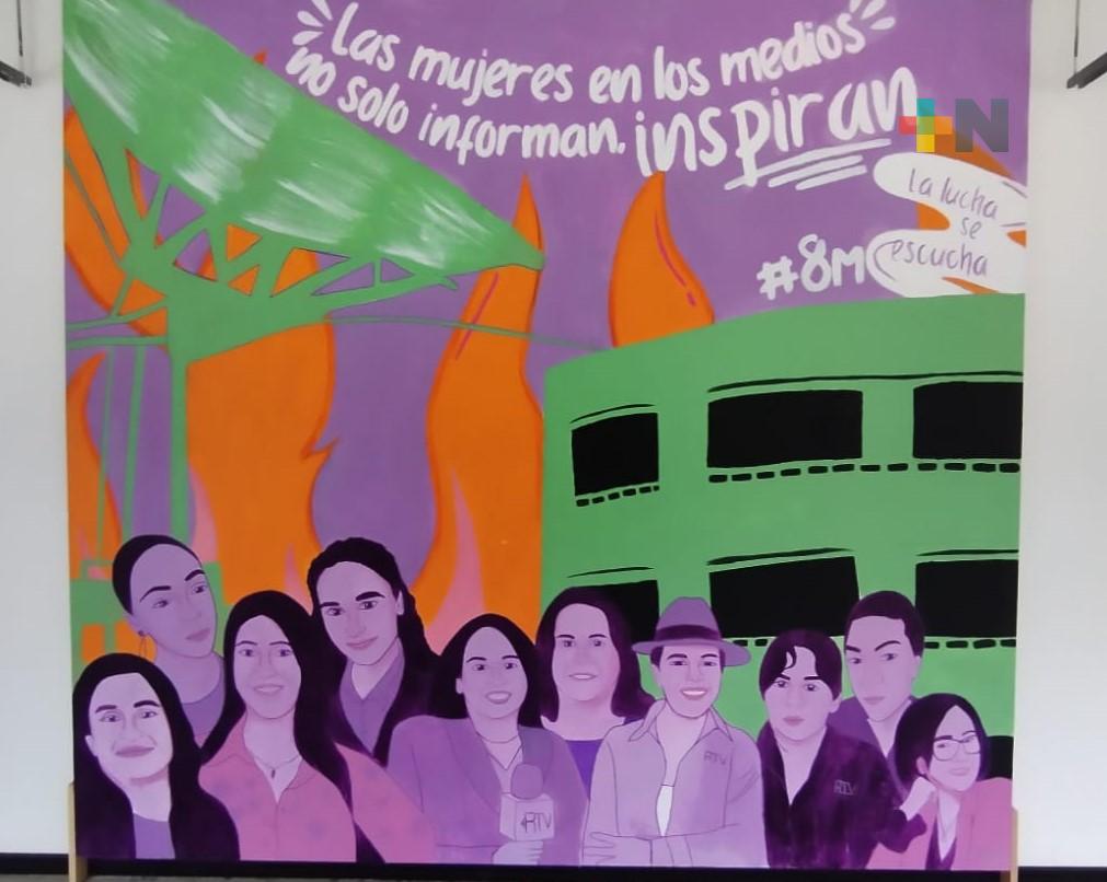 Develan mural “Las mujeres en los medios de comunicación” en RTV