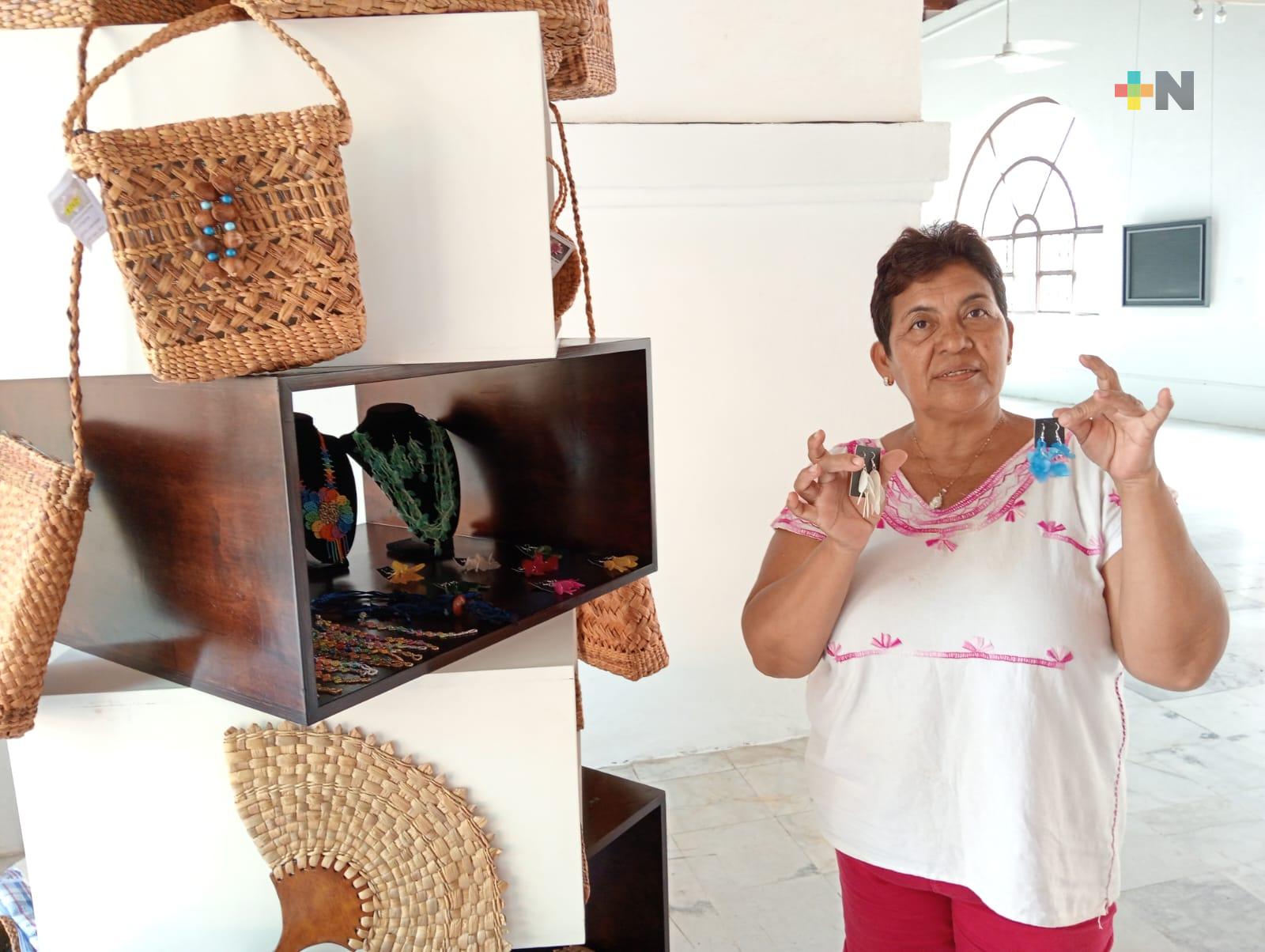 Utilizan lirio acuático para elaborar artesanías en La Antigua