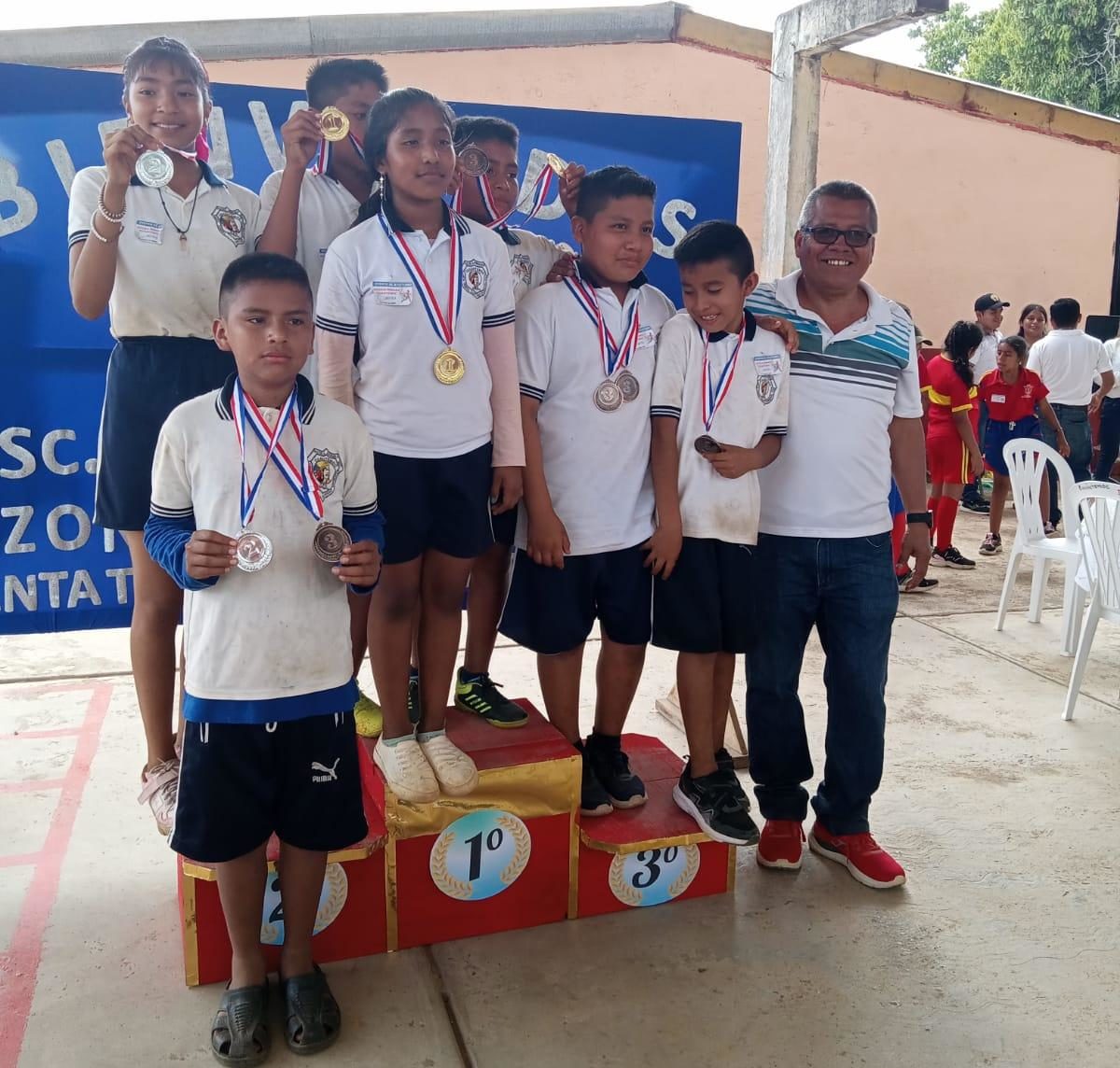 Participan 20 primarias en competencia de atletismo realizada en Santiago Sochiapan