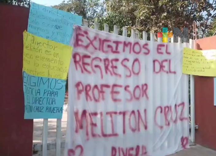 Padres de familia y estudiantes piden reinstalar a profesor de telesecundaria