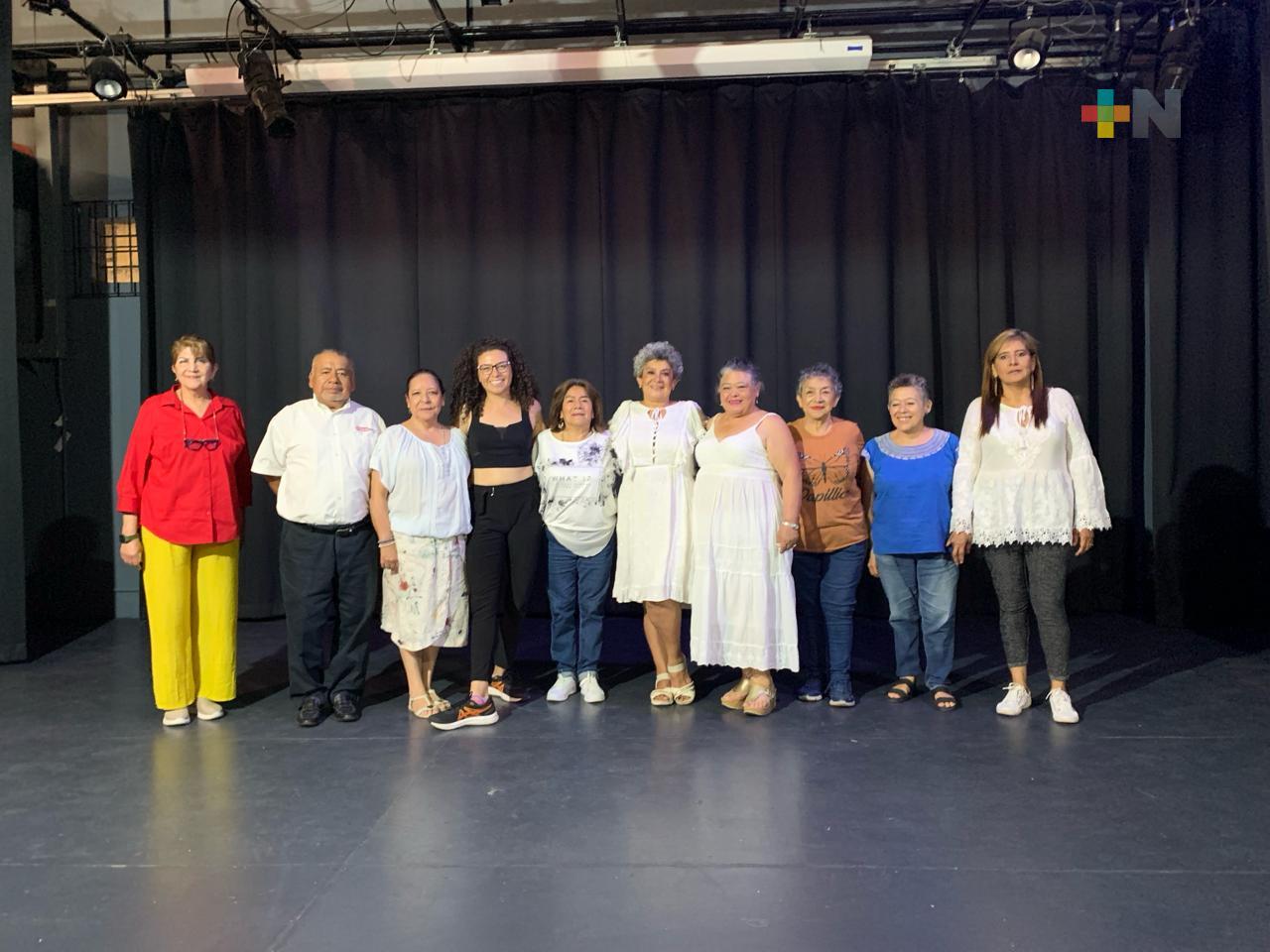 Personas de la tercera edad disfrutan actuar en teatro