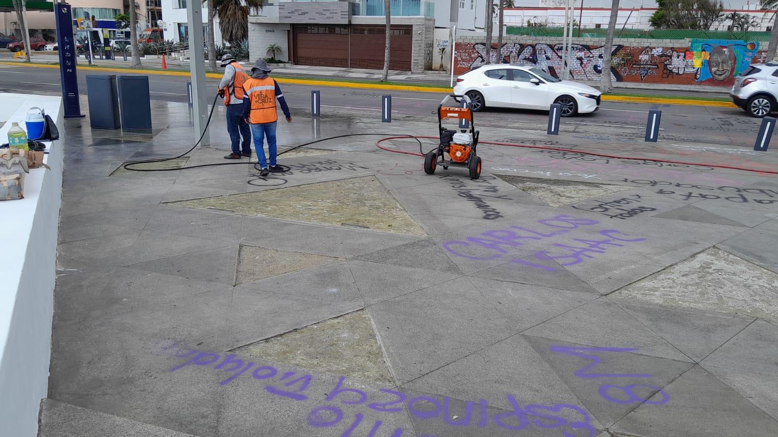 Hacen limpieza de pintas por el 8M en Plaza de la Soberanía de Veracruz