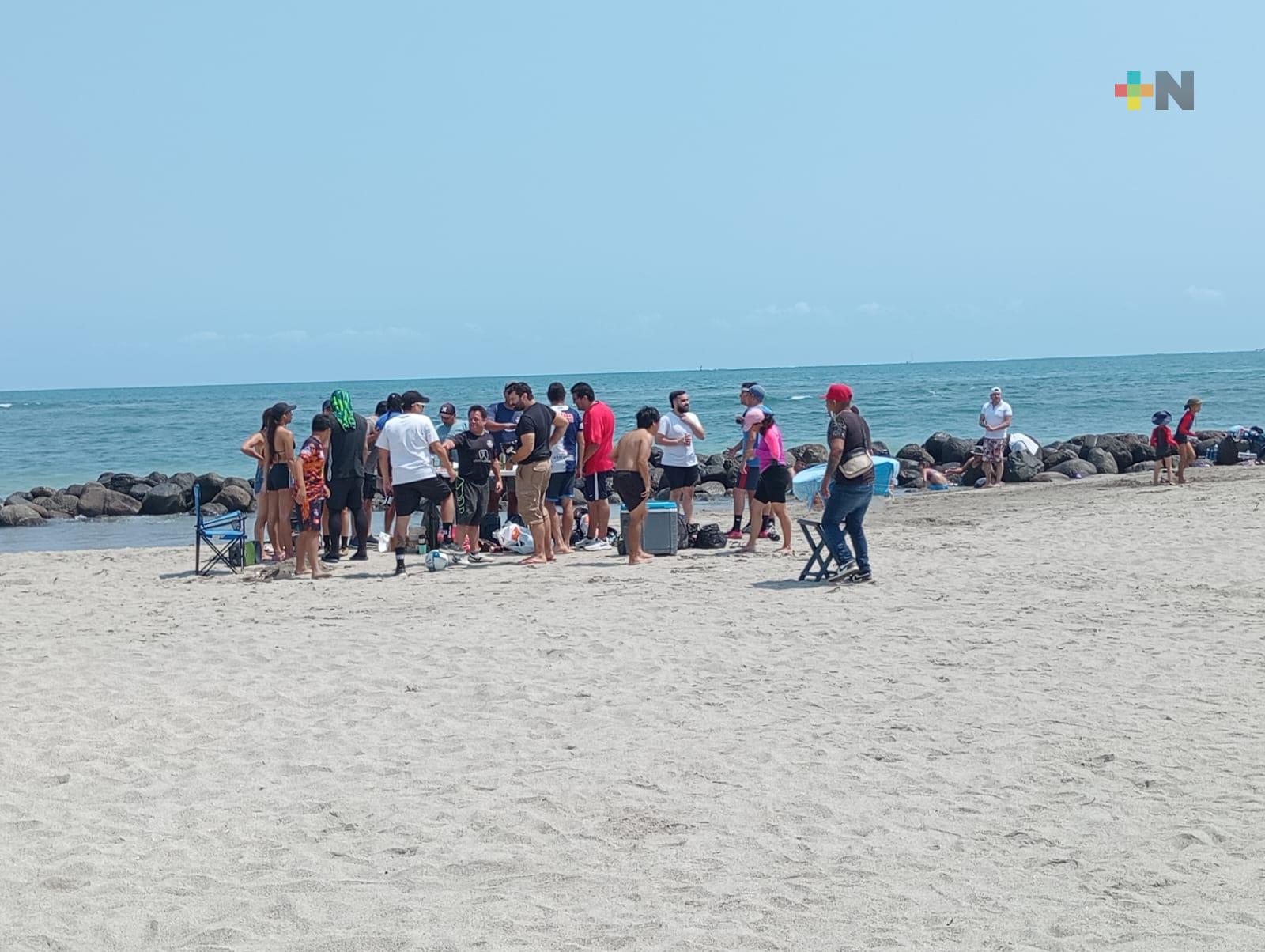 Reiteran a bañistas en playas de Veracruz no consumir alcohol si van a nadar