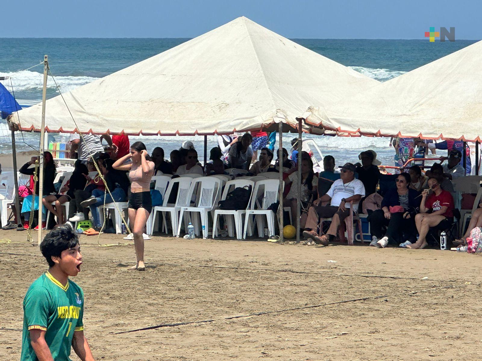 Con atractivos culturales, gastronómicos y deportivos se llenaron playas de Coatza