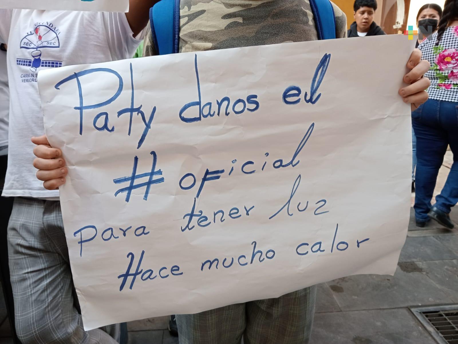 Padres exigen número de catastro de escuela en Veracruz para hacer contrato de luz