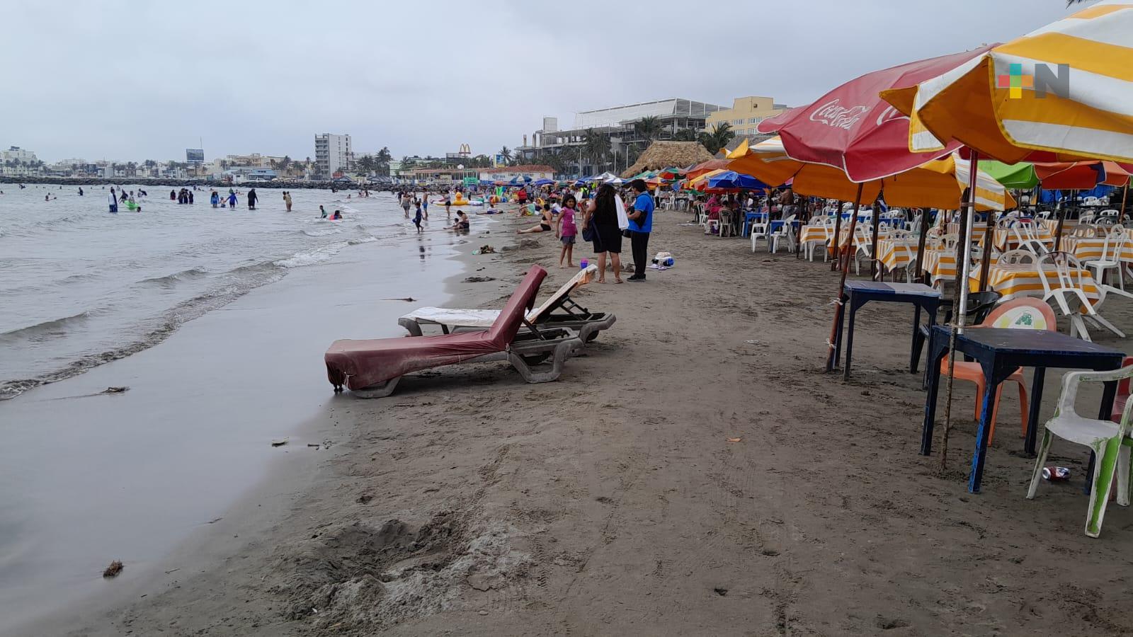 Turistas de Puebla y Estado de México disfrutan de playa Villa del Mar