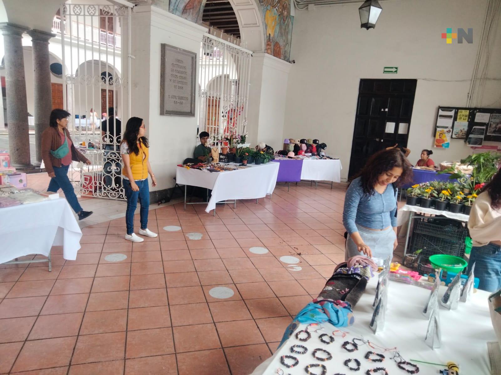 Jóvenes emprendedores ofrecen sus productos en Coatepec