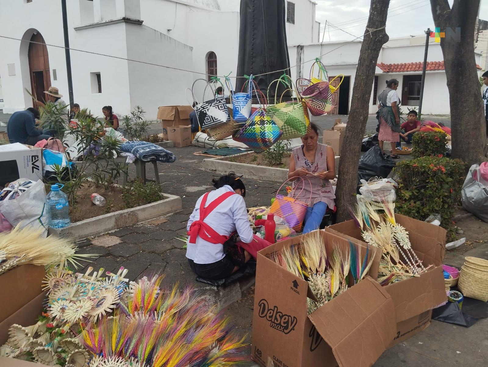Llegan al municipio de Veracruz artesanos de Puebla para vender palmas y espigas