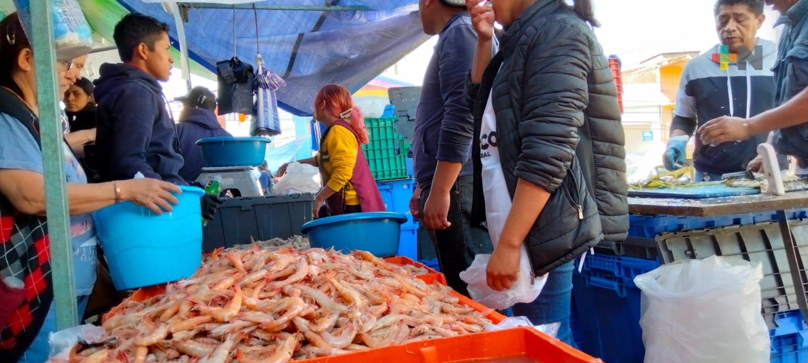 Por tradición, se consume pescado y marisco; iglesia recomienda no afectar  economía