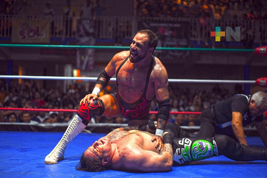 Wagner vence a Mesías frente a un lleno total en la Arena Xalapa