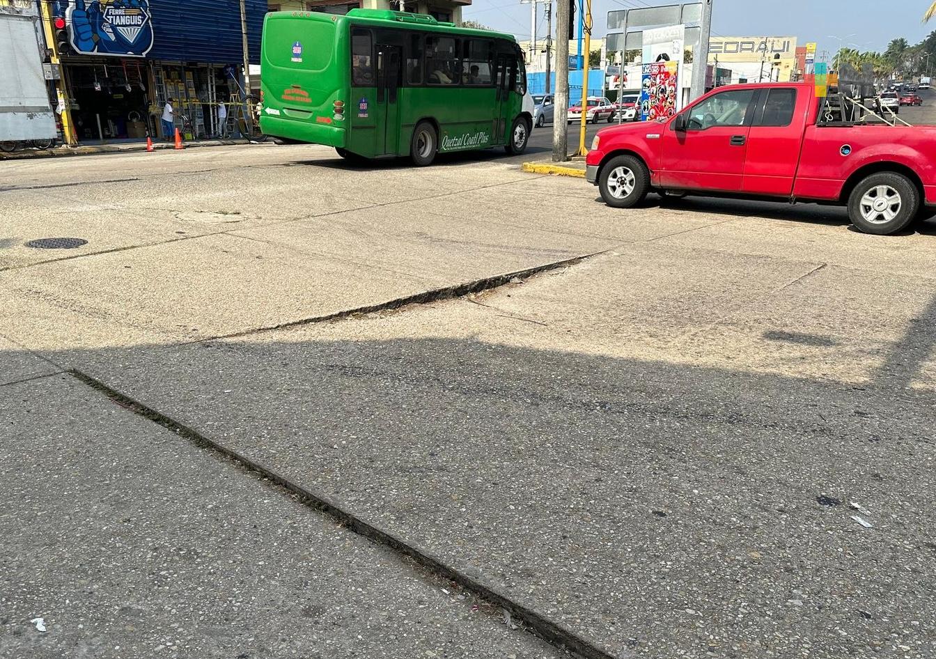 Alertan posibles accidentes por hundimiento en calles de Coatzacoalcos