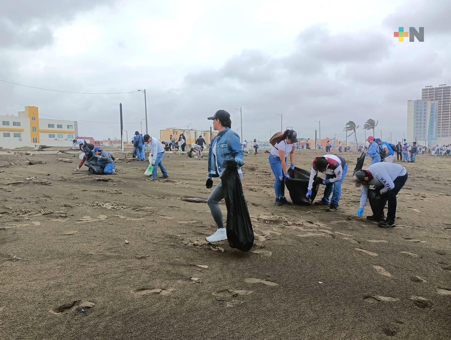En Coatzacoalcos conmemoran el Día Mundial del Agua, limpiando la playa