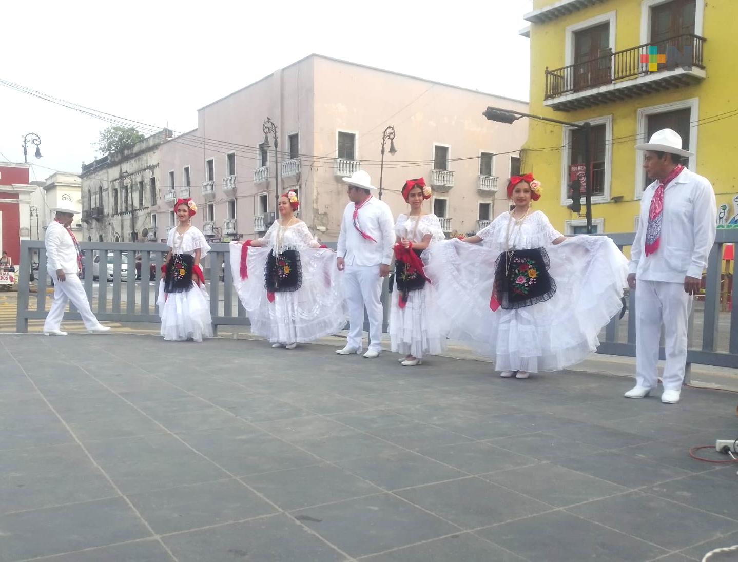 Ballet Telpochcalli baila en vía pública para costear presentación internacional en Colombia