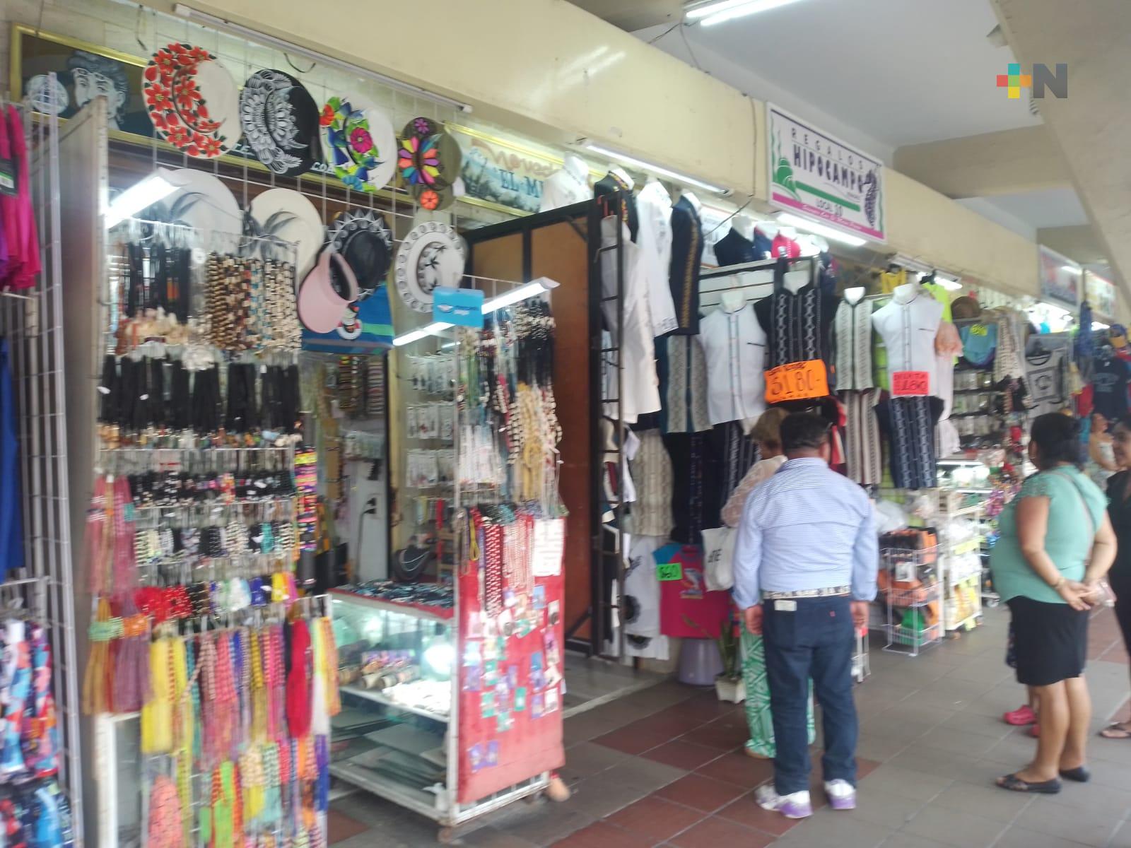 «Mucho turismo y pocas ventas», refieren artesanos del puerto de Veracruz