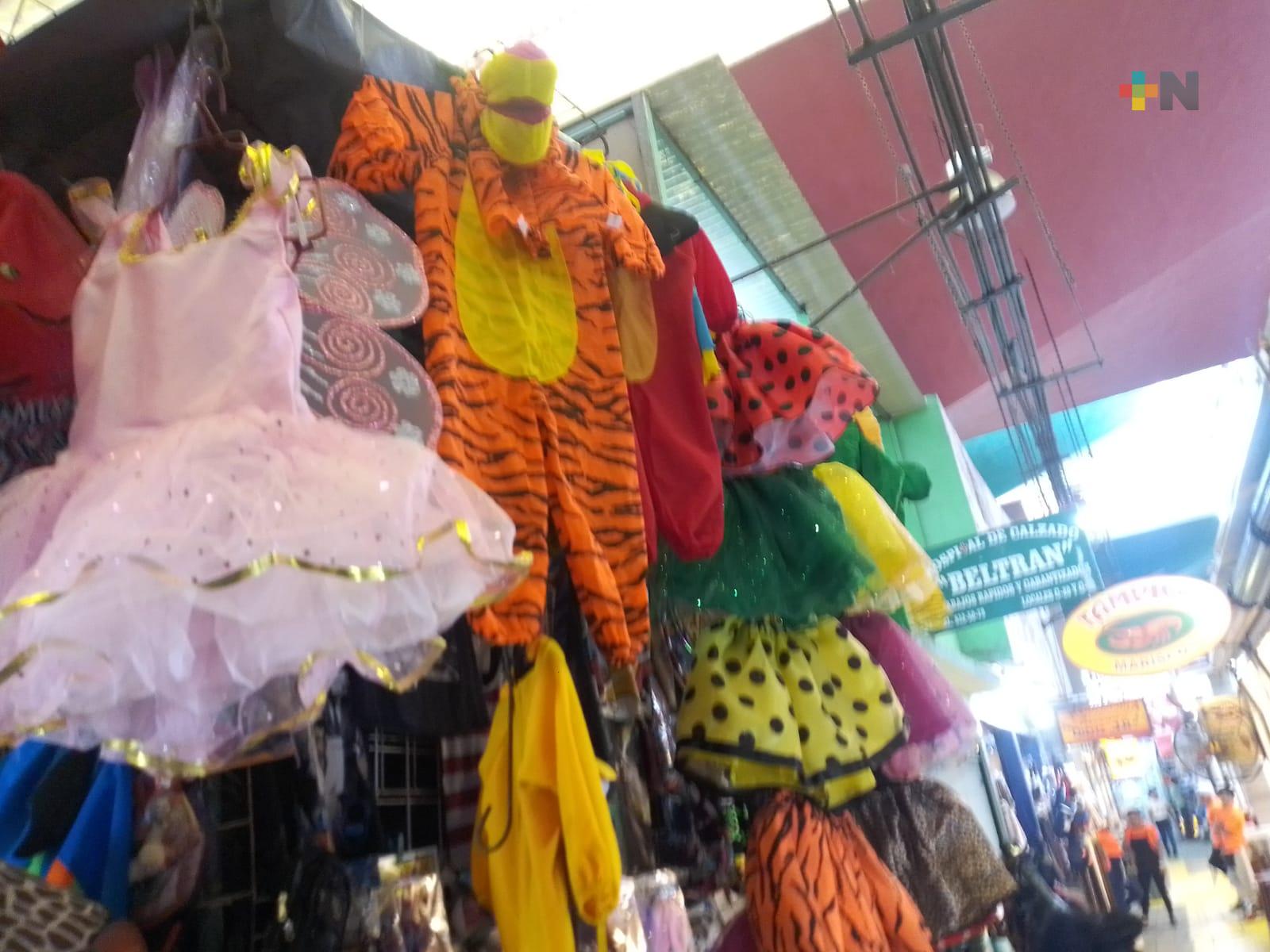 Comerciantes de disfraces en mercado Hidalgo reportan aumento en ventas