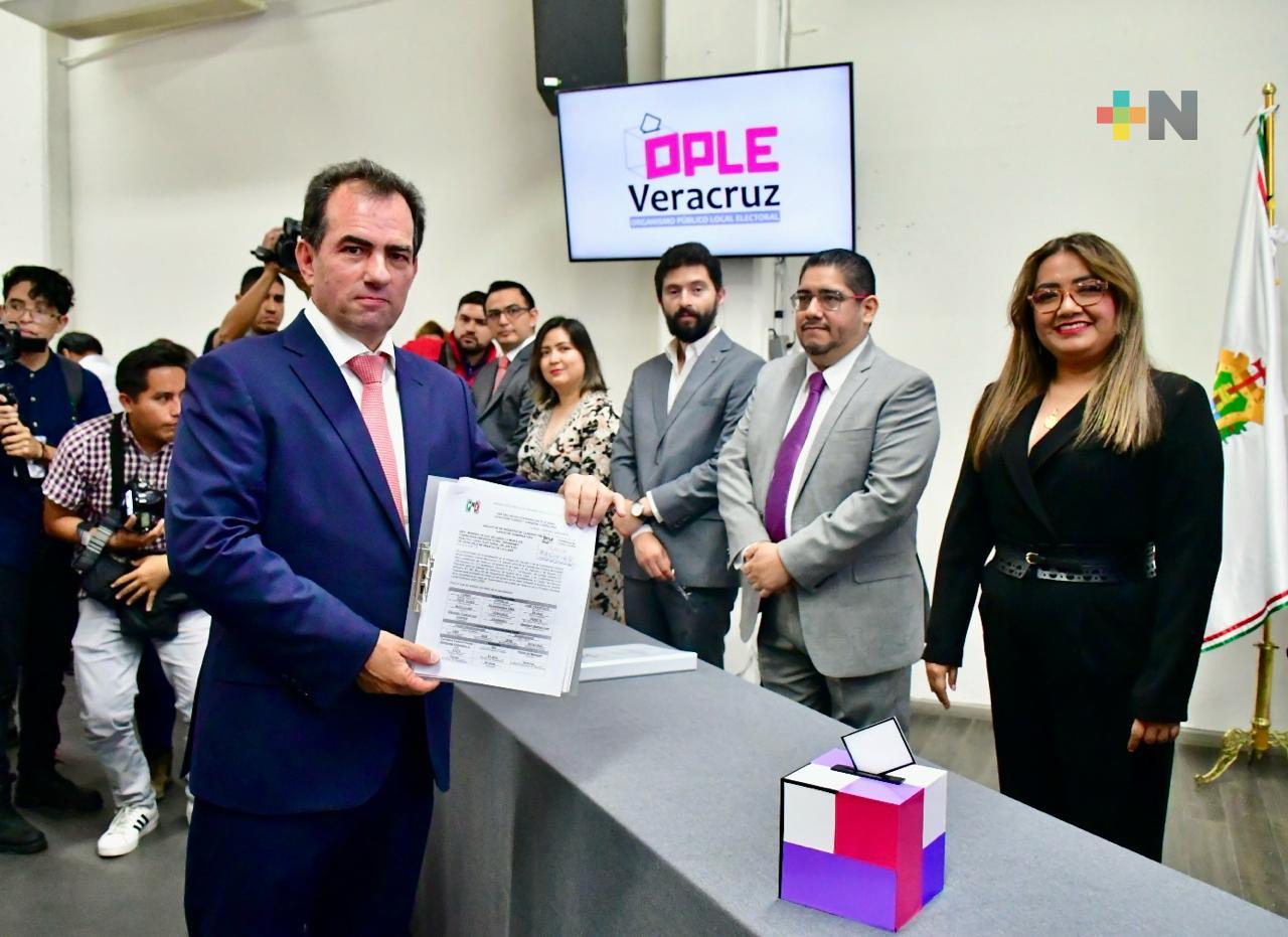 OPLE Veracruz recibe solicitud de registro al aspirante a la gubernatura José Yunes Zorrilla