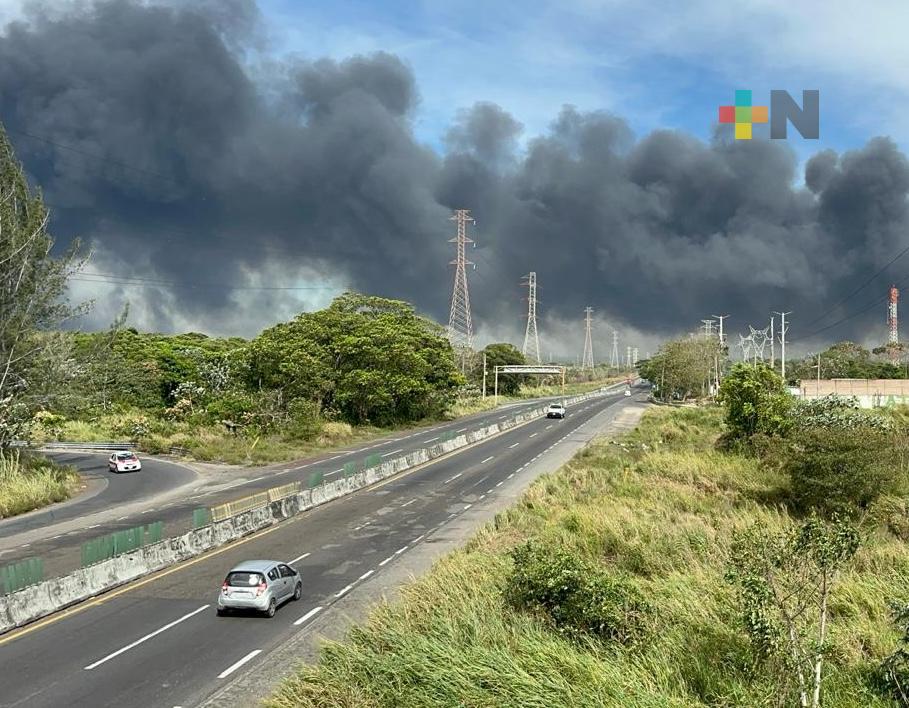Fuerte incendio se registra en pastizal a un costado de Refinería Lázaro Cárdenas