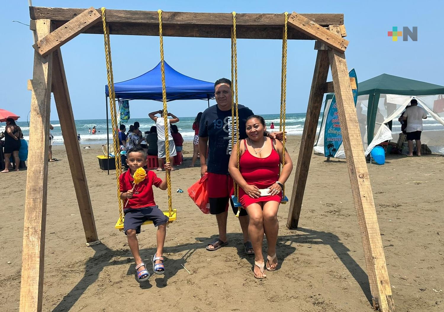 Cientos de familias acuden y disfrutan las playas de Coatzacoalcos