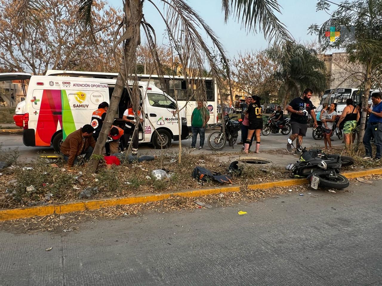 Dos jóvenes heridos tras chocar su motocicleta con camión urbano en Medellín de Bravo