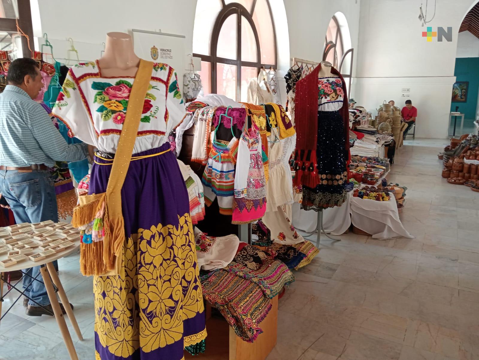 Exponen artesanía de Michoacán en Centro Cultural Atarazanas