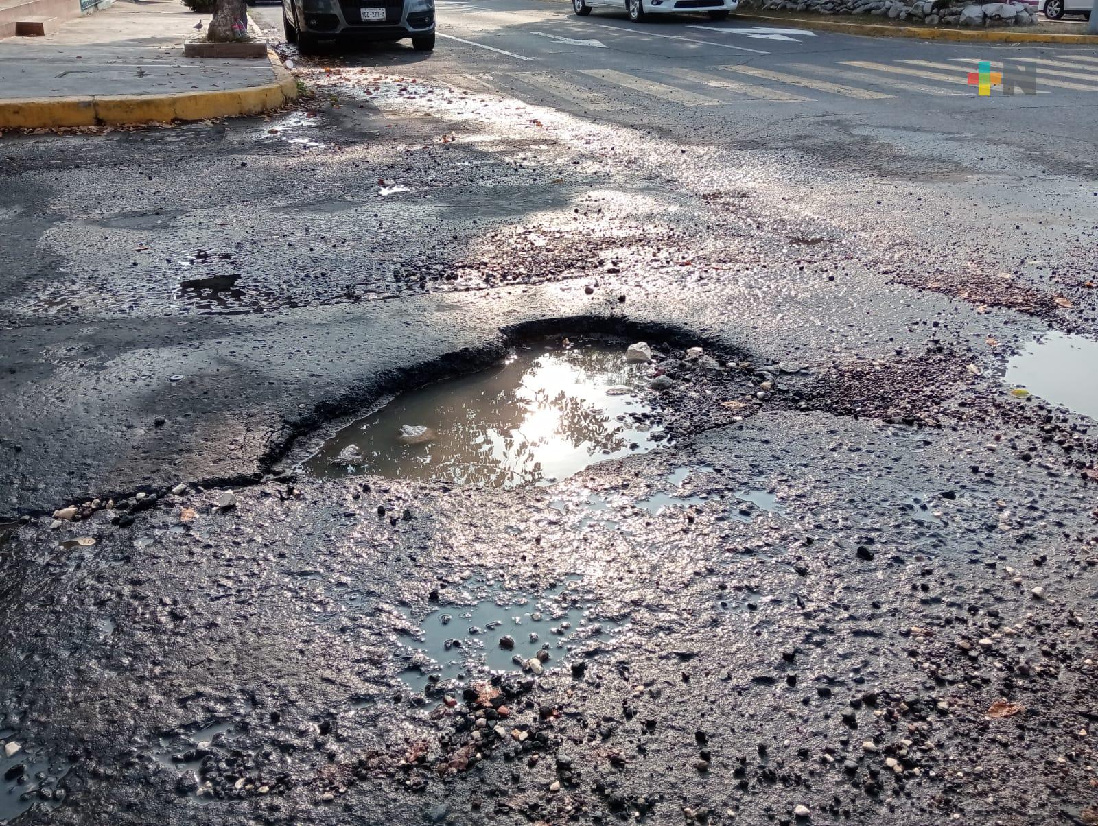 Reportan bache en avenida Américo Vespucio de Veracruz puerto