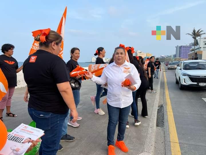 En bulevar de Veracruz, candidata de MC da a conocer propuestas de su campaña