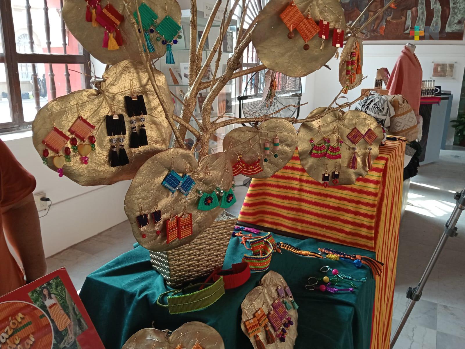 Artesana de Jáltipan rescata colores tradicionales