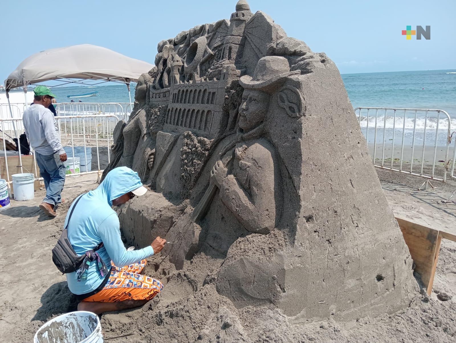 Venezolano crea escultura de arena en playa Martí de Veracruz