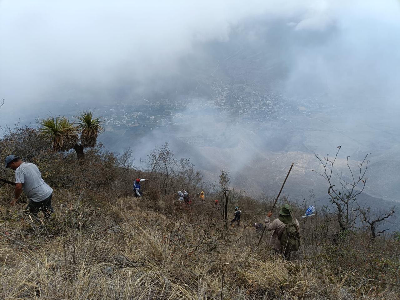 Incendios controlados en Huiloapan y Soledad Atzompa, al 90% en Maltrata