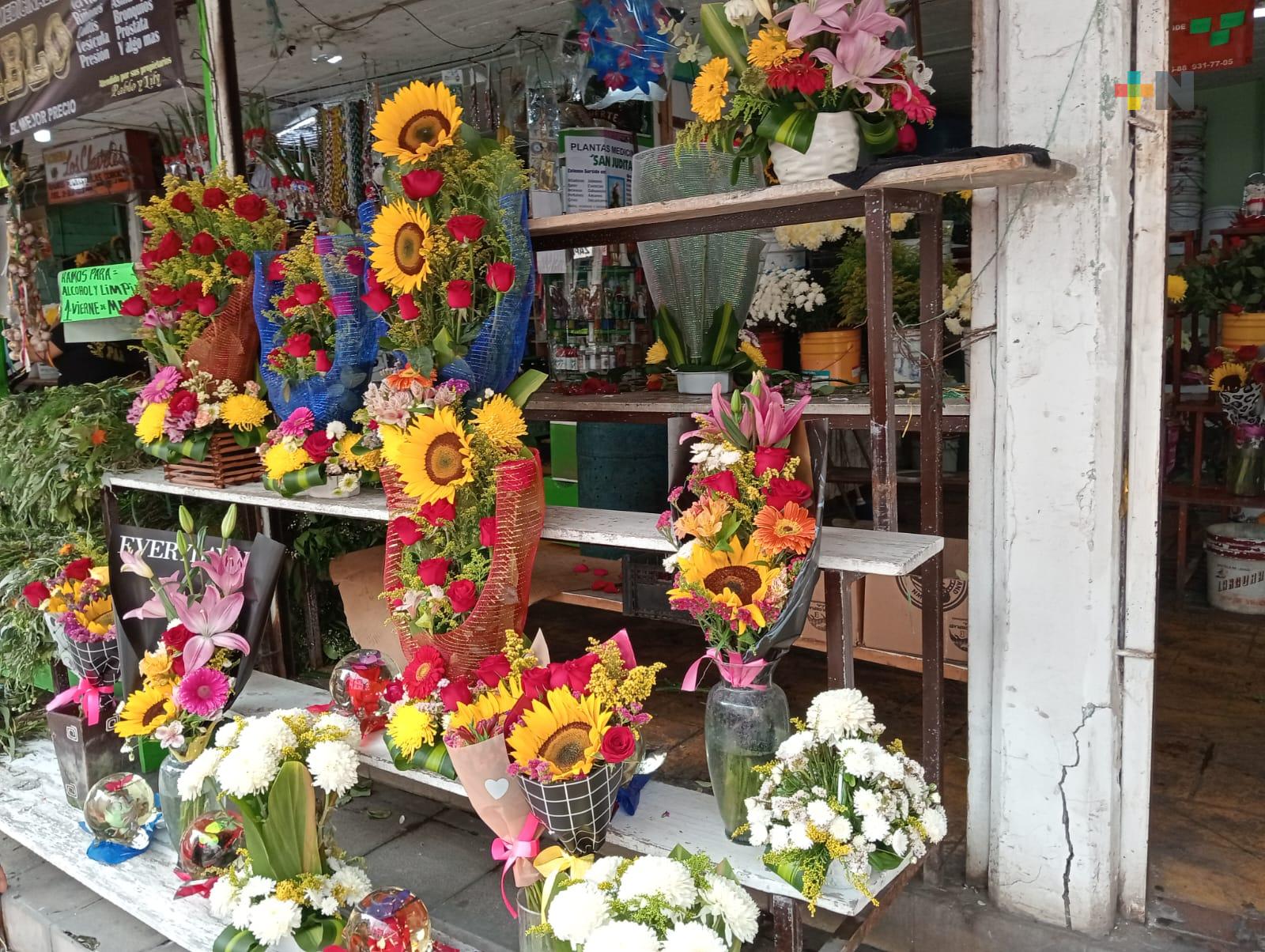 Comerciantes de flores reportan bajas ventas en mercado Hidalgo