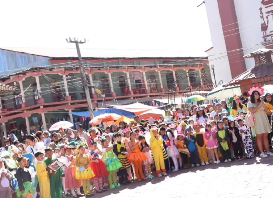 Desfile de la primavera realizan planteles escolares en Huayacocotla