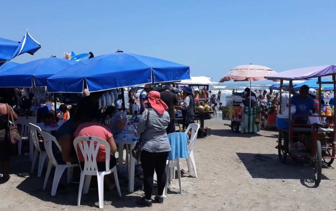 Palaperos de playa de Tuxpan piden control en crecimiento del ambulantaje