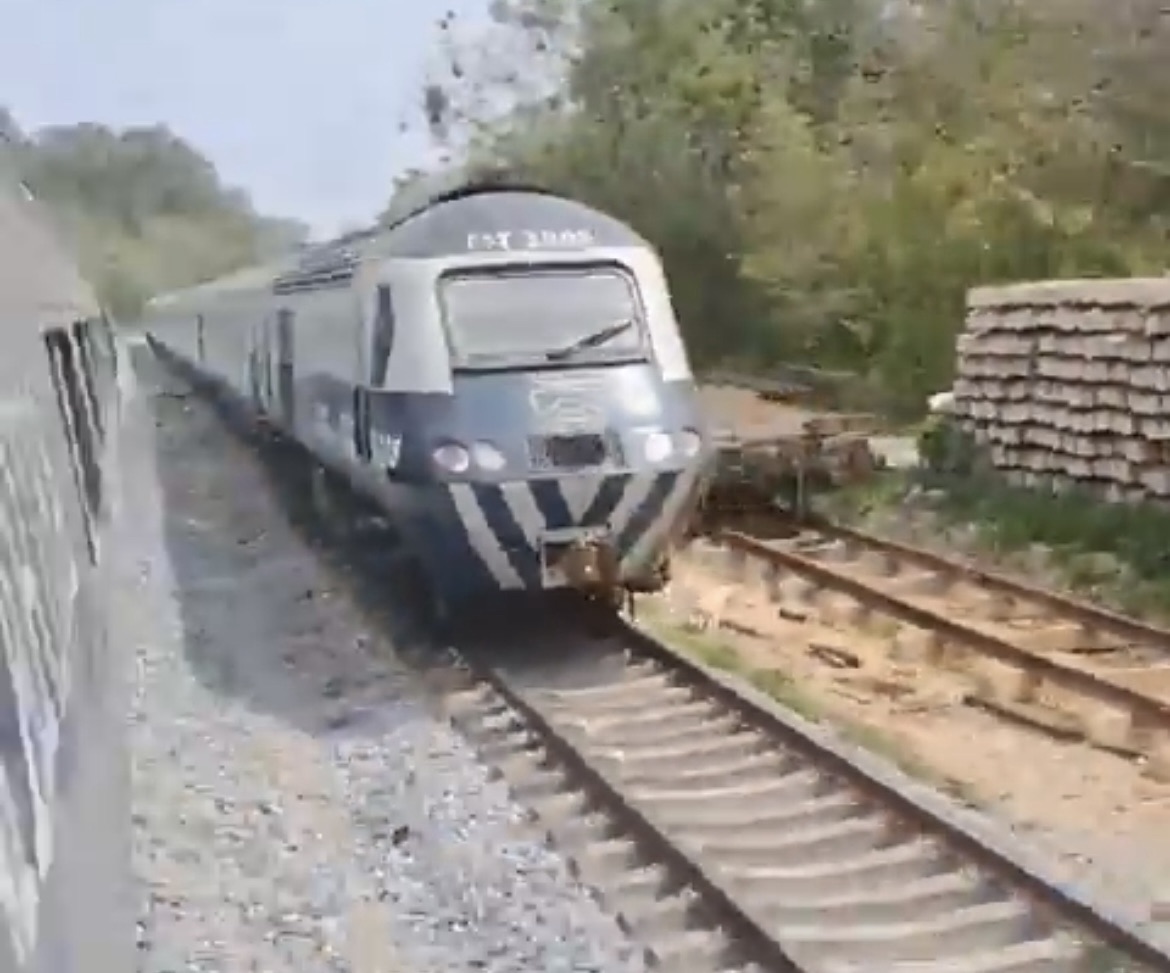 Se da cruce de trenes de pasajeros en ruta Coatza-Salina Cruz- Coatza