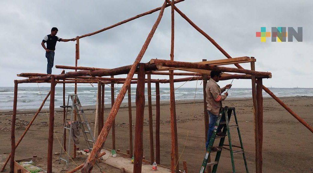 Inicia instalación de enramas y terrazas en playa de Coatza por Semana Santa
