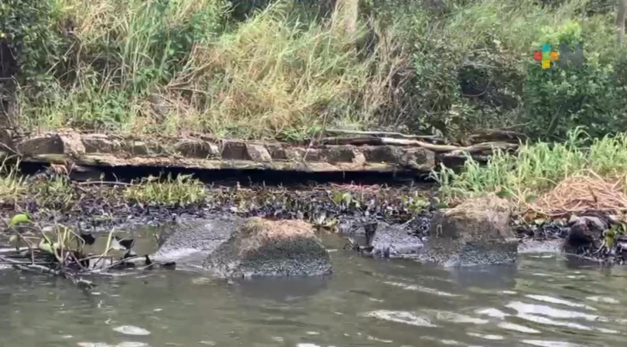 Aparecen manchas de combustible en río Coatzacoalcos, señalan pescadores