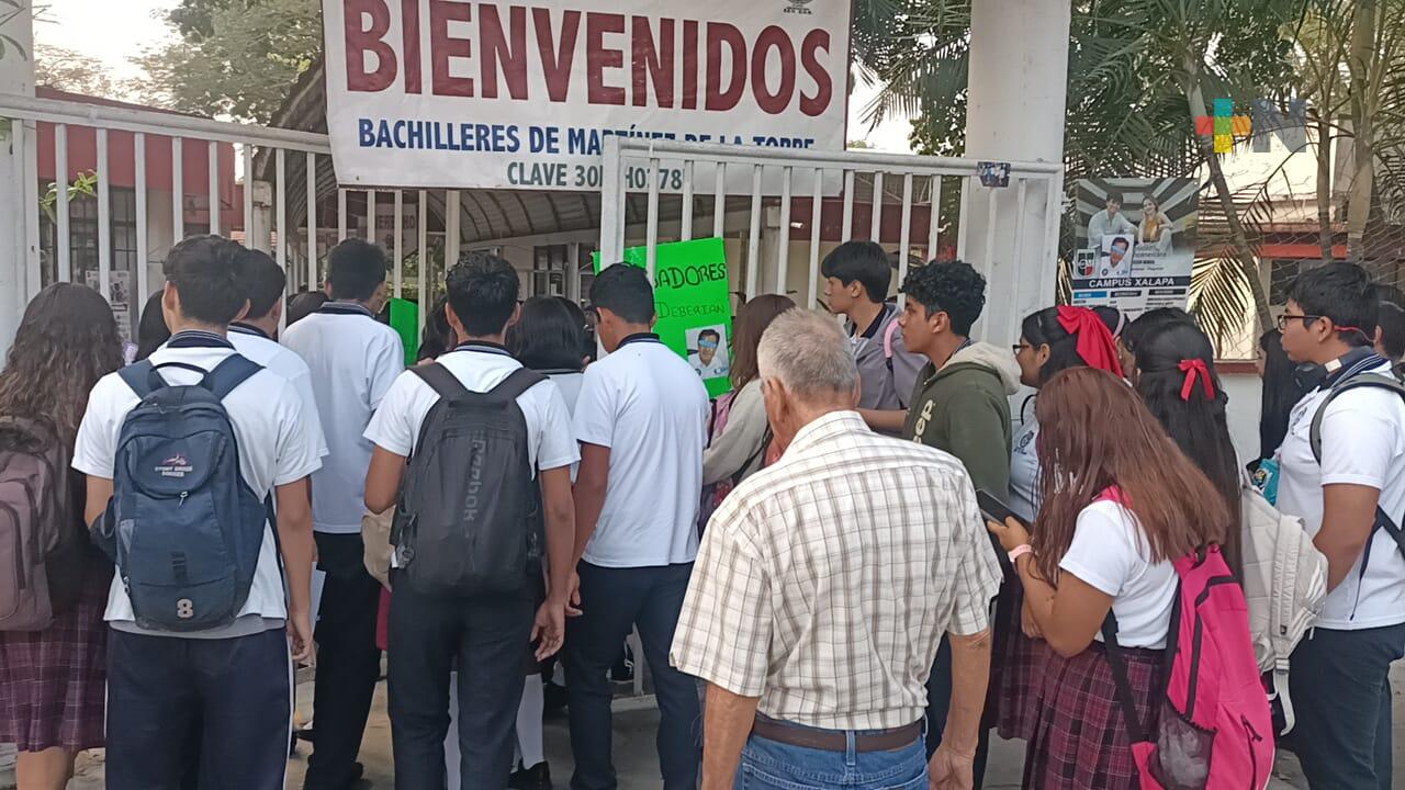 Se manifiestan contra presunto maestro acosador en Martínez de la Torre