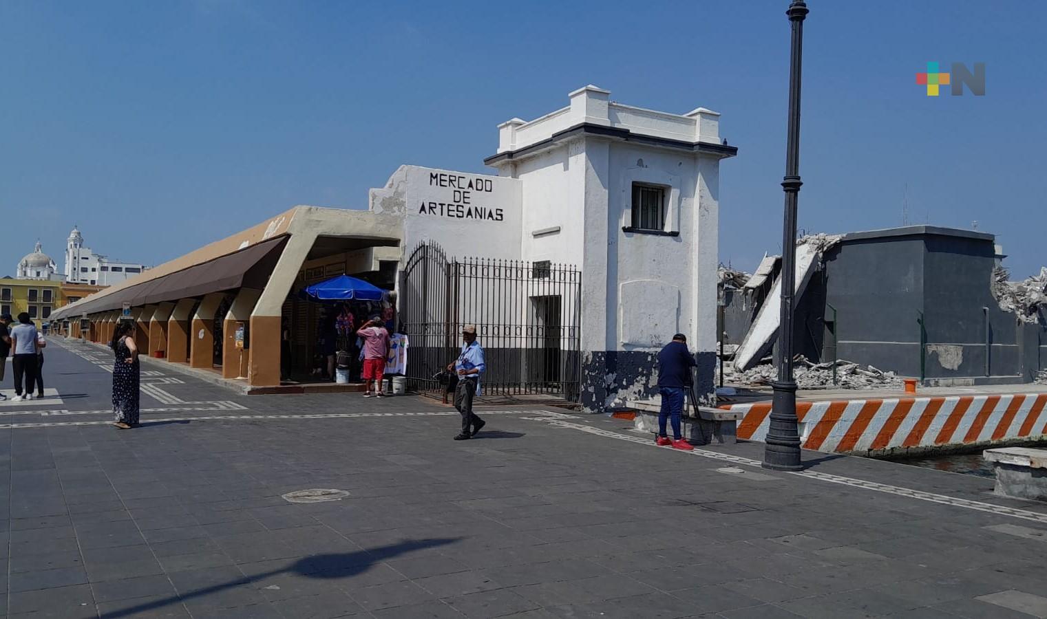 Locatarios se niegan a desalojar mercado de artesanías de Veracruz