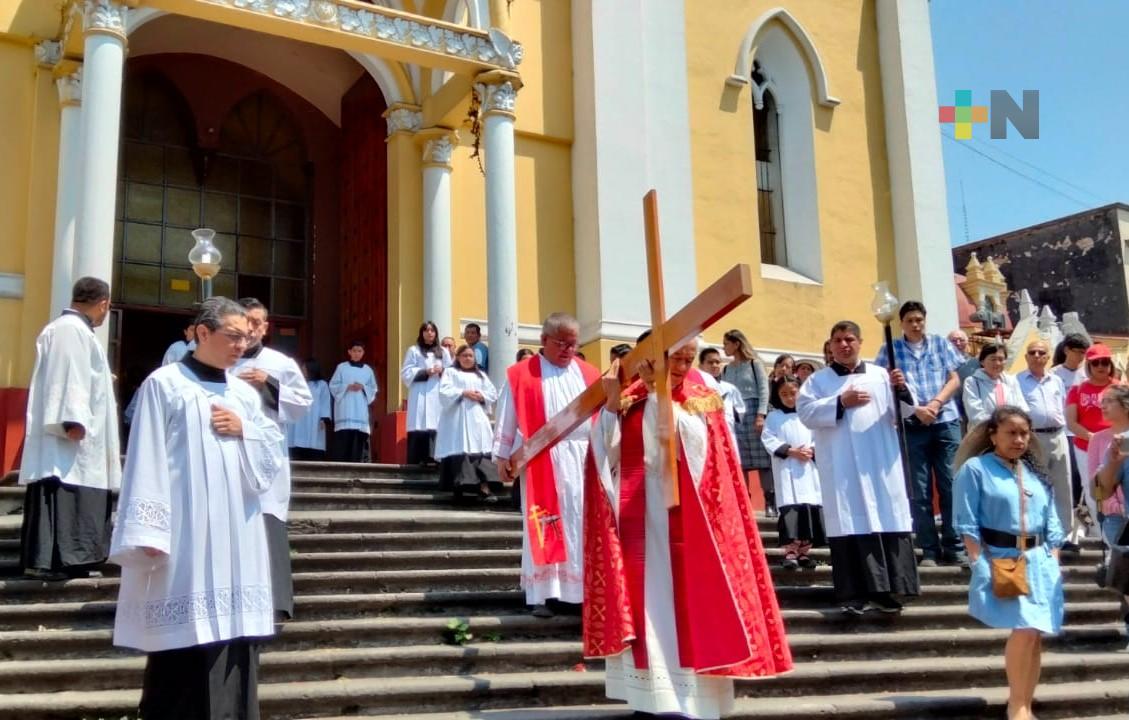 Obispo encabeza Viacrucis en centro de Xalapa